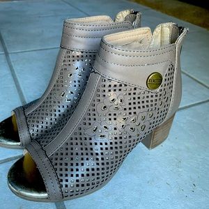 Kenneth Cole girls heels. Size 13